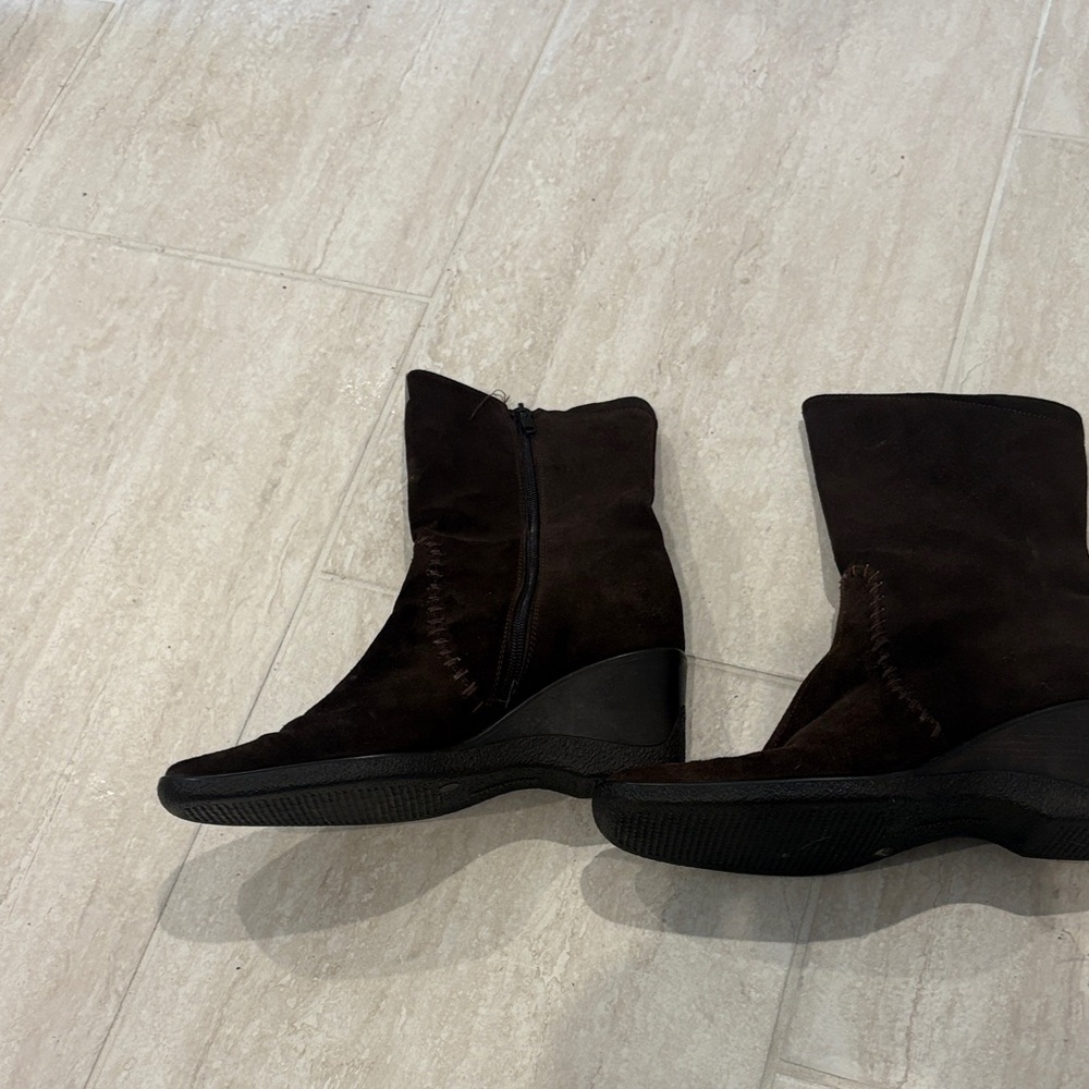 Aquatalia Elegant Chocolate Brown Suede Waterproof Ankle Boots size EU 38 7.5 US
